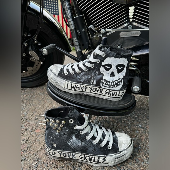 Black and White Platform Sneakers with Skull Design - Picture 7 of 9